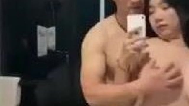 Em sugar vú to quay phim trước gương .