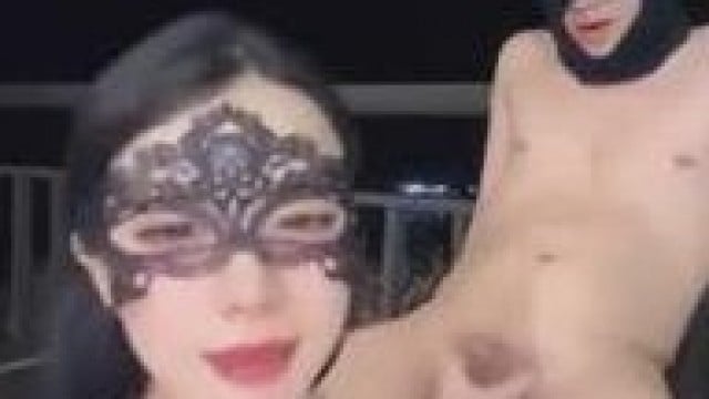 Bé Thư livestream lộ mặt chịch trai trẻ.