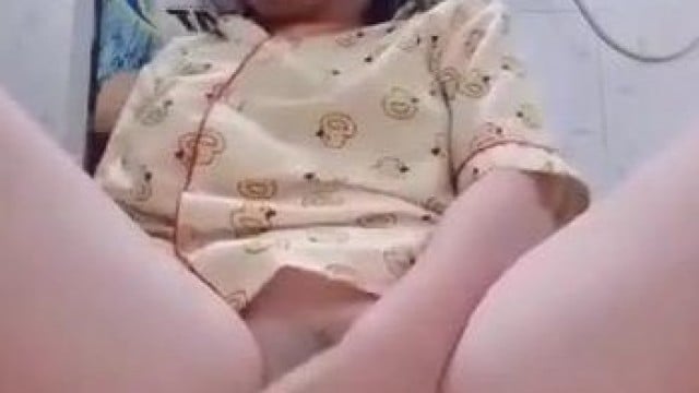 trốn phụ huynh vào nhà vệ sinh thủ dâm cho hết cơn nứng