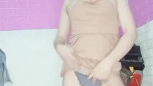 Bé linestream theo nhạc