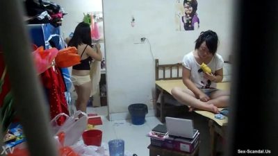 Quay lén em hàng xóm thay đồ .