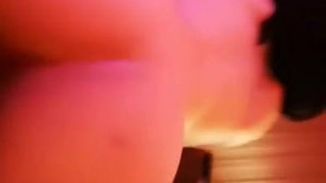 Gái sinh viên cưỡi ngựa