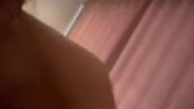 Trước Khi Em Leo Lên Địt Phải Bôi Ít Dầu Nhớt Vào Đầu Cu Anh Để Nhấp Cho Nó Trơn