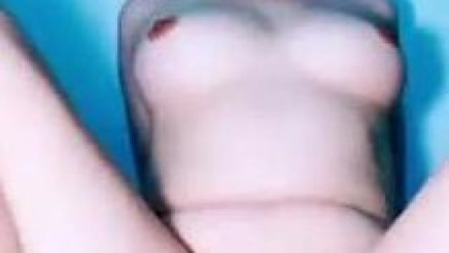 em hàng siêu múp ngồi nhấp với sextoy