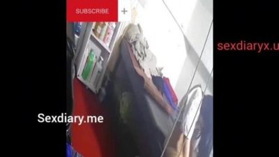 Gái teen lén lút thủ dâm trong salon tóc