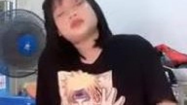 Em gái quay clip khoe hàng .