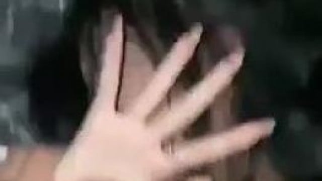 Em Tiên ngại ngùng che mặt