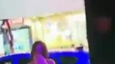 Rosababyvip nhờ trai chụp ảnh rồi khoe vú .