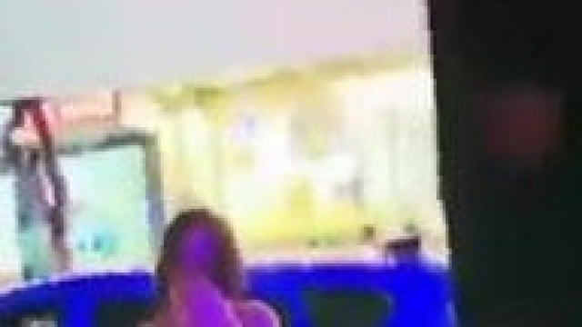 Rosababyvip nhờ trai chụp ảnh rồi khoe vú .