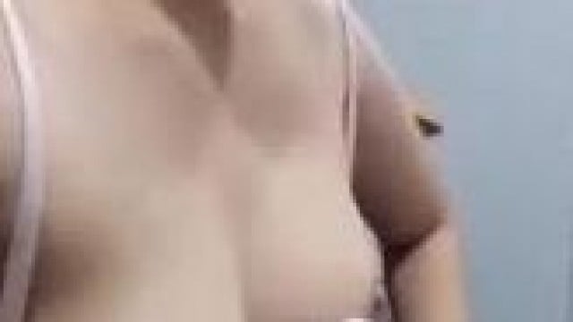 Xỏ khuyên vú cho em gái dâm