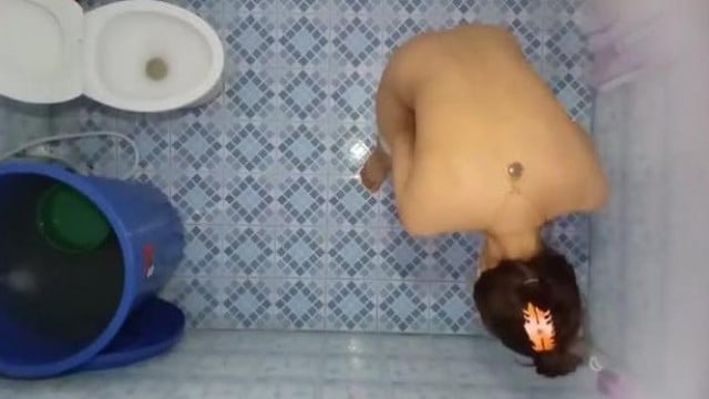 quay lén chị gái tắm