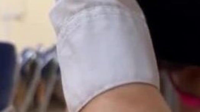 Tranh thủ lúc chờ học sinh cô giáo thủ dâm trong lớp học dâm thủy chảy ướt ghế