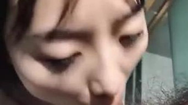 Gái dâm bú cu tại phòng thay đồ tttm