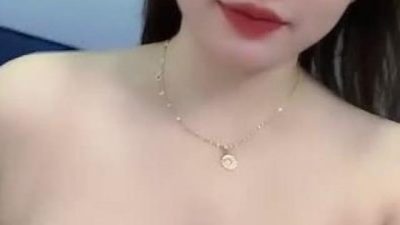 em gái trắng từ đầu đến chân