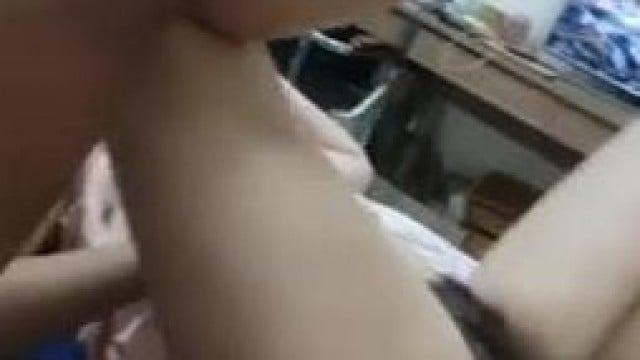 Địt con vợ dâm lúc xem tivi