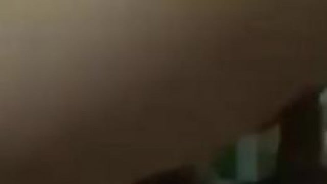 Qua phòng của em gái chơi trò kéo co .