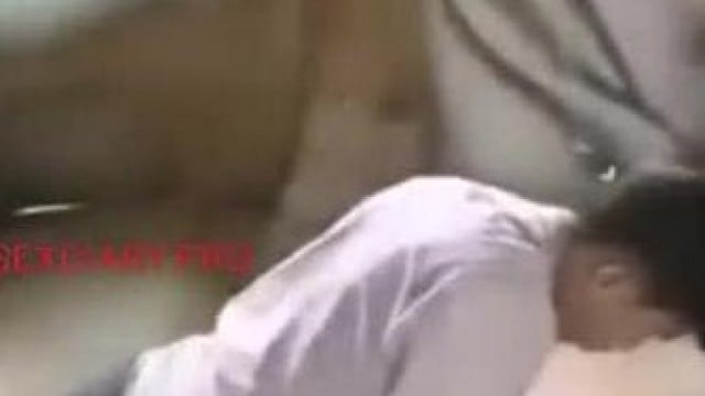 nhìn trộm cặp đôi trẻ quan hệ tình dục trong tòa nhà cũ