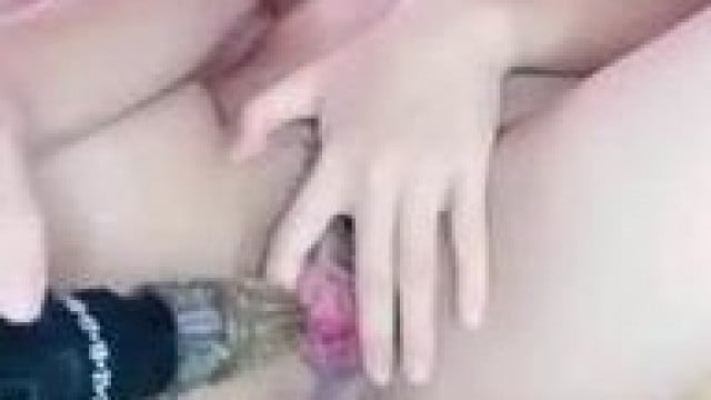 Em nó thủ dâm chơi khẳng bằng máy khoan