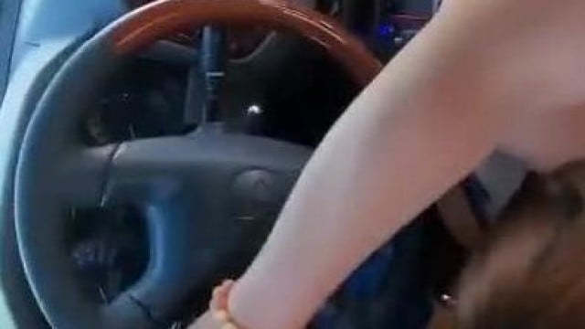 Đang lái máy cày thì bị người yêu bú cu