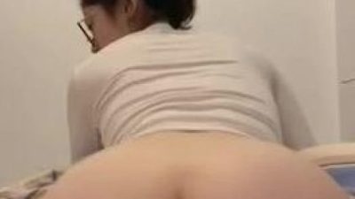 Em gái có bờ mông to
