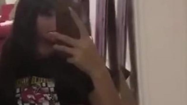 Em sinh viên show hàng trước gương