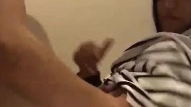 Cập đôi học sinh vào nhà vệ sinh