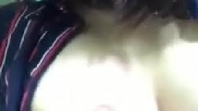 Em cực xinh gái nứng ngồi bóp dú chờ bồ đến