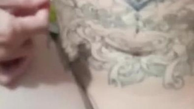 Đụ lồi lồn em gái xăm mình đòi BẮN Ở TRONG con chim chảy nước lấy tay bụm lại