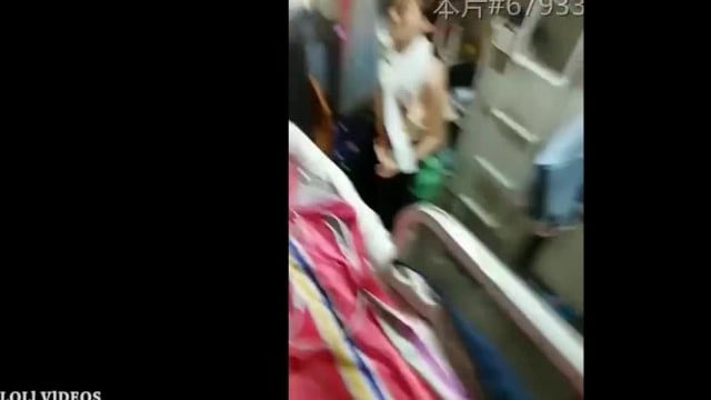 Bạn cùng phòng đang thay quần áo