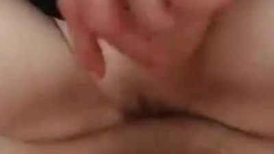 mới quẹt quẹt có tí mà em ra nước lênh láng