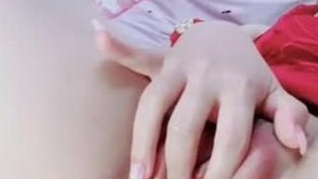 Gái xinh thủ dâm, kêu rên, nước nôi lên láng