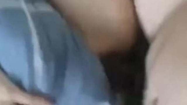 Vừa bật phim xxx vừa địt em gái