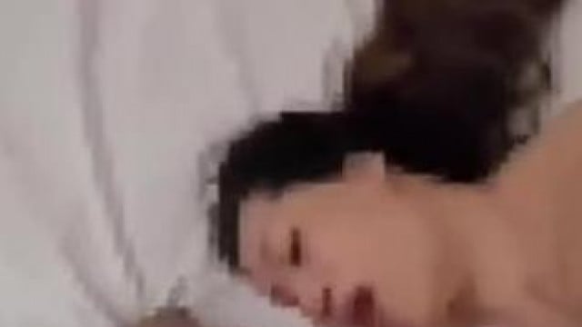 Vắng chồng bà mẹ liền chồng lồn lên cho con trai đụ.