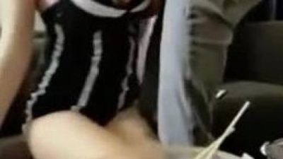 Gái xinh đang ăn cũng k yên với anh ng yêu