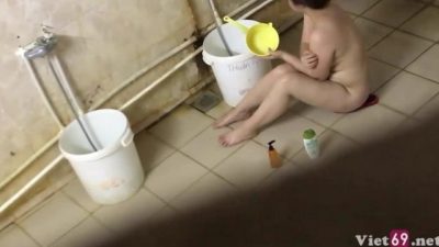 Quay lén chị gái vú to tắm