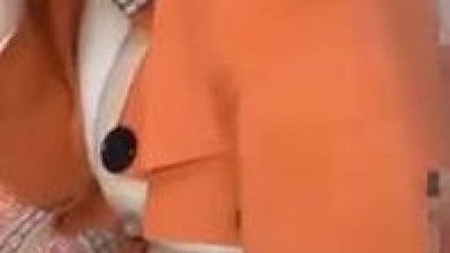 Em gái thả rông trong ngõ vào ban đêm