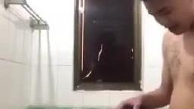 Đôi trẻ làm tình cảm trong nhà tắm