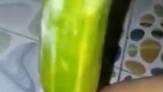 Trưa mát mẻ lên cơn nứng với quả dưa chuột