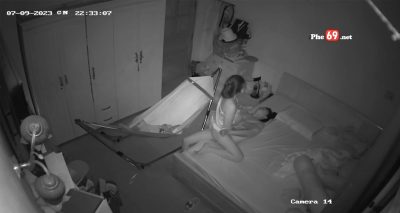 Hack cam cặp vợ chồng tranh thủ con ngủ địt hăng say