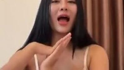 Pong Kyupi live tream mặc quần áo như không mặc