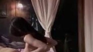 Bú vú em rồi đưa em lên giường .