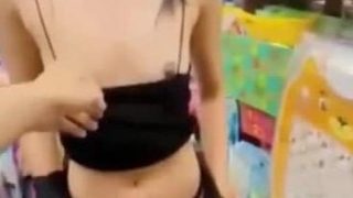 Bắt em bú cu ngay siêu thị