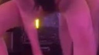 Các em gái khỏa thân trong quán karaoke .