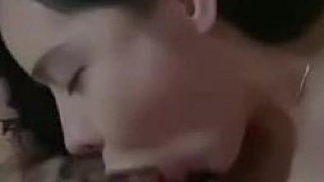 Bà chị bú lúc cán