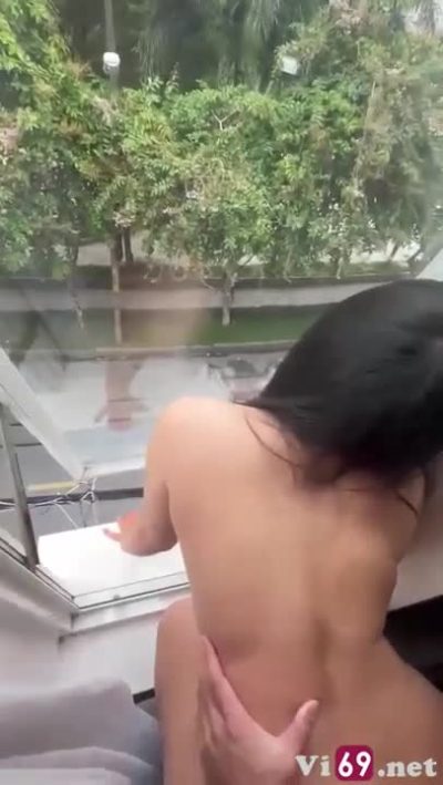 Chơi em ban ngày ngoài của sổ lun