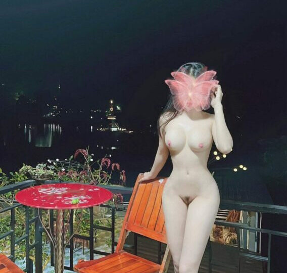 Ảnh 8 của Clip sex Couple Bé Thỏ doggy public với chồng ở Homestay khi đi du lịch biển (Full Clip + Pic)
