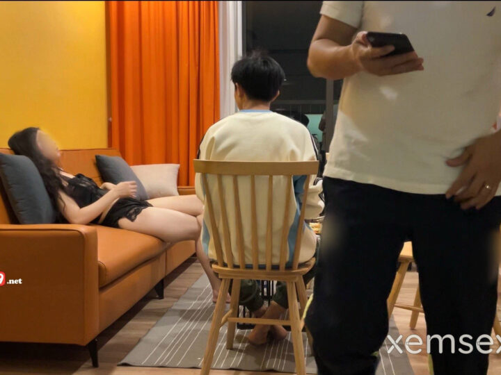 Ảnh 23 của Clip sex vkcklananh9496 chồng rủ bạn đến chơi nhà some vợ địt tập thể đụ không bao xuất tinh ngập lồn (Full Clip + Pic)