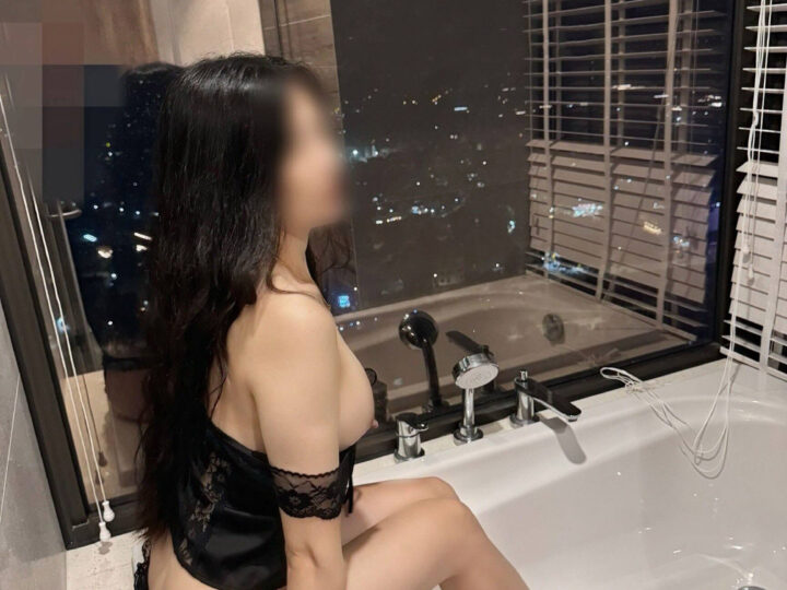 Ảnh 32 của Clip sex vkcklananh9496 chồng rủ bạn đến chơi nhà some vợ địt tập thể đụ không bao xuất tinh ngập lồn (Full Clip + Pic)