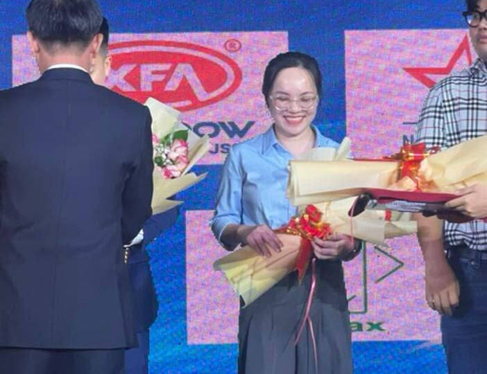 Ảnh 5 của Đụ em nhân viên văn phòng đeo kính sướng rên rỉ rồi gạ em xuất trong (Full Clip + Pic)